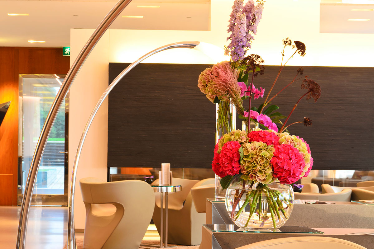 オフィスエントランスの定期装花